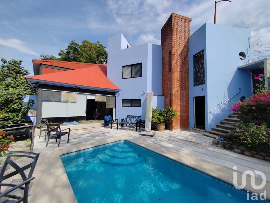 Residencia con amplias terrazas, alberca climatizada, paneles solares y vigilancia 24 horas