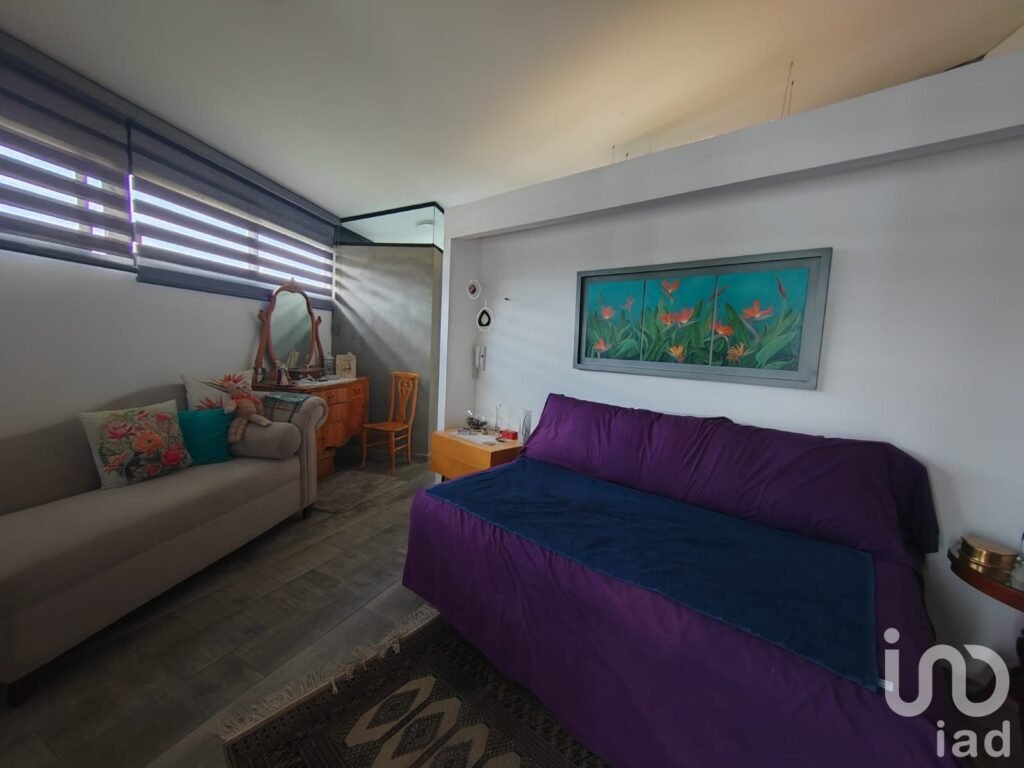 Residencia con amplias terrazas, alberca climatizada, paneles solares y vigilancia 24 horas