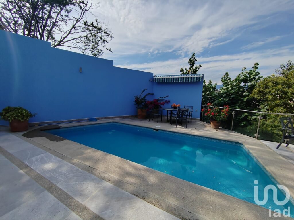 Residencia con amplias terrazas, alberca climatizada, paneles solares y vigilancia 24 horas