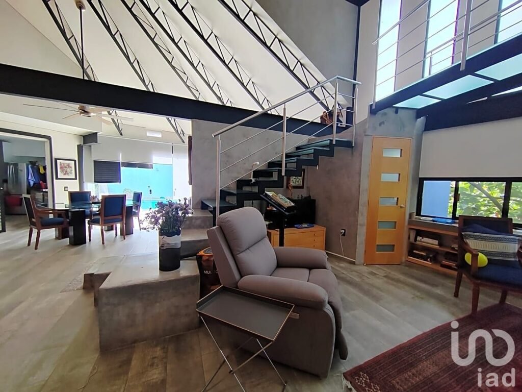 Residencia con amplias terrazas, alberca climatizada, paneles solares y vigilancia 24 horas