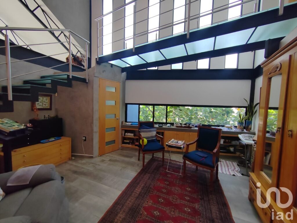 Residencia con amplias terrazas, alberca climatizada, paneles solares y vigilancia 24 horas