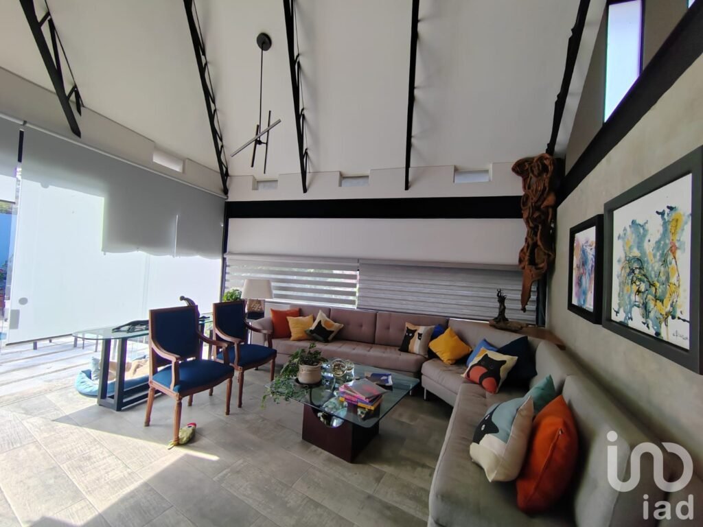 Residencia con amplias terrazas, alberca climatizada, paneles solares y vigilancia 24 horas