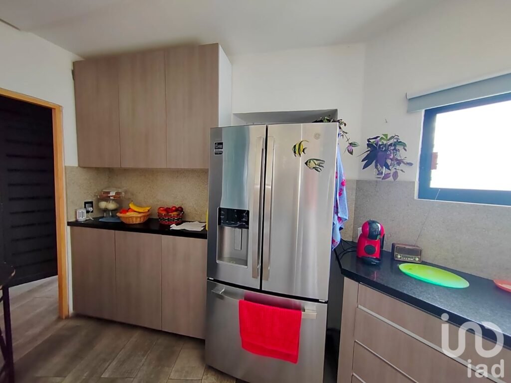 Residencia con amplias terrazas, alberca climatizada, paneles solares y vigilancia 24 horas