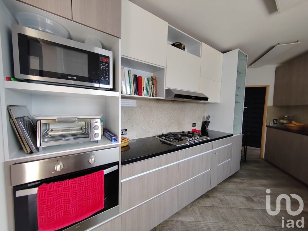Residencia con amplias terrazas, alberca climatizada, paneles solares y vigilancia 24 horas
