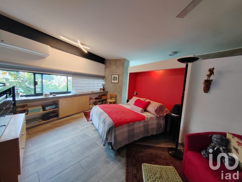Residencia con amplias terrazas, alberca climatizada, paneles solares y vigilancia 24 horas