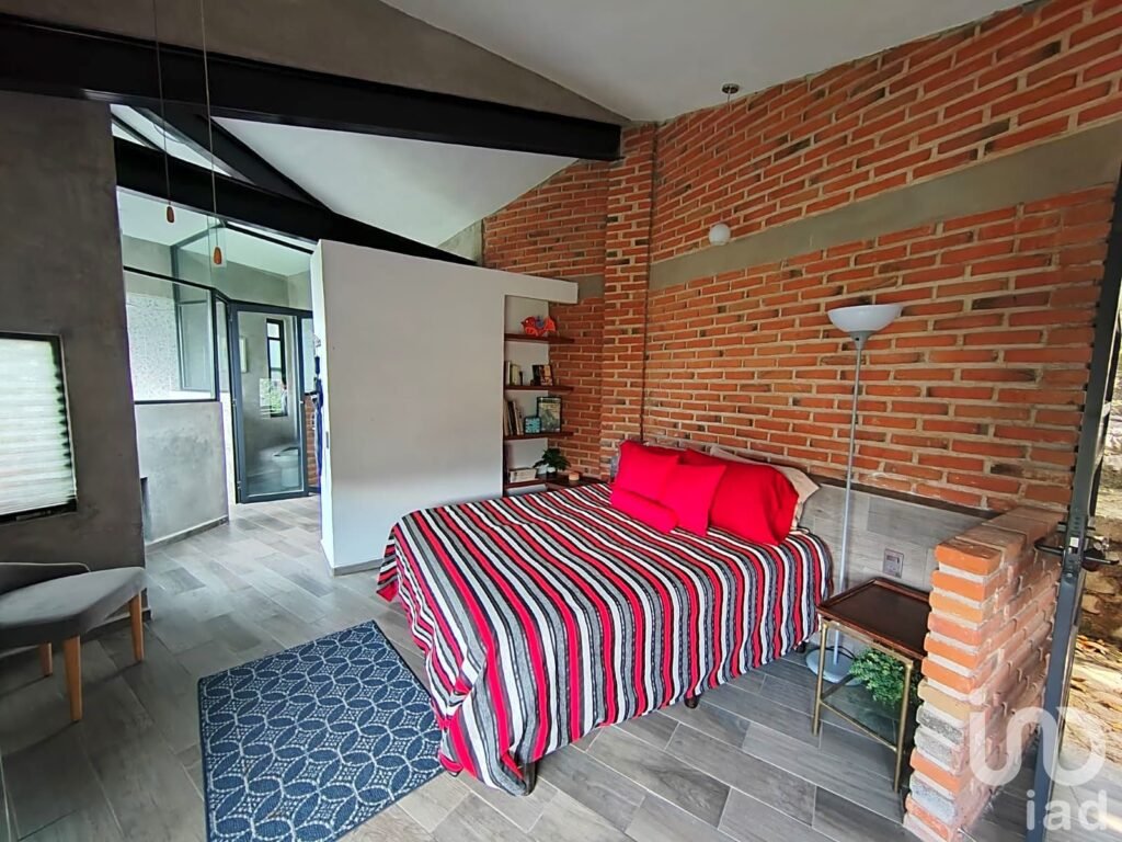 Residencia con amplias terrazas, alberca climatizada, paneles solares y vigilancia 24 horas